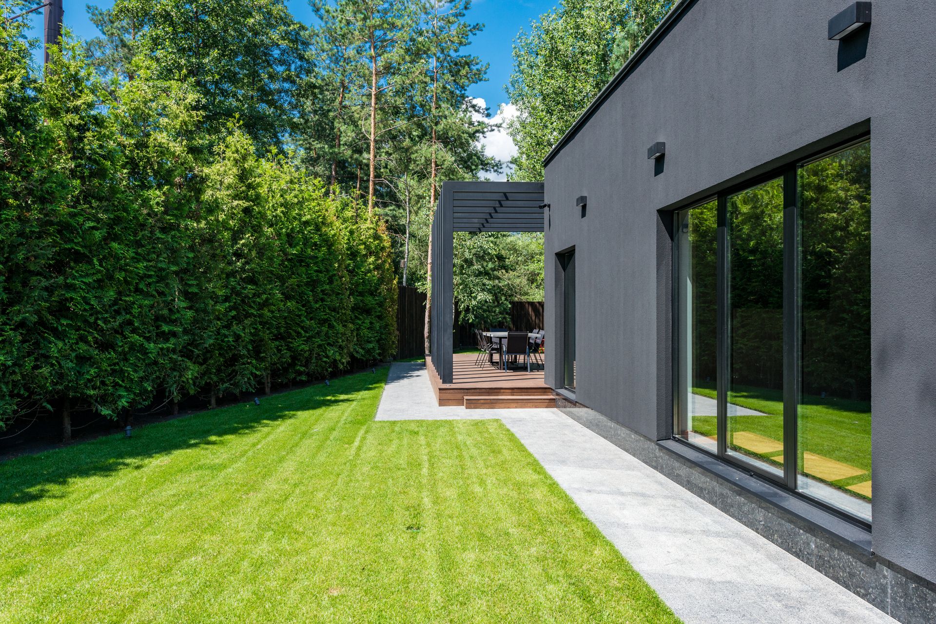 Modernes Wohnhaus mit Garten in ruhiger Lage