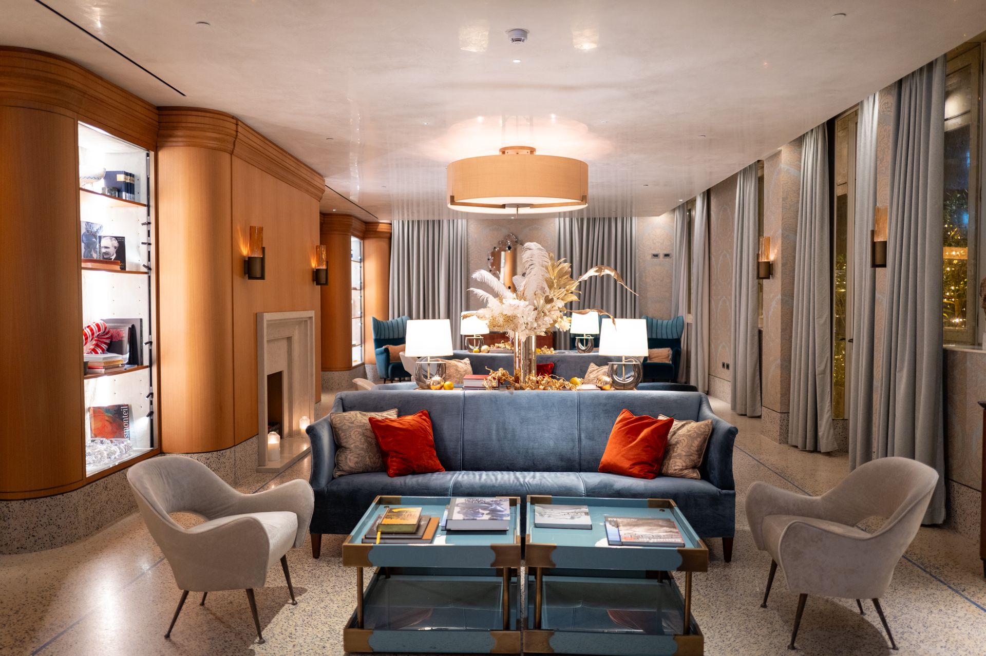 Elegant eingerichtetes Wohnzimmer einer hochwertigen Immobilie
